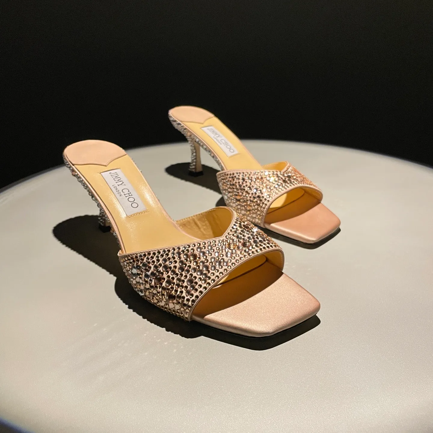 👟👟Ex-factory price 640👟👟 JIMMY CHOO A pair of high heels that can conquer all men👠Easy to wear and versatile, a must-have item for the annual meeting🥂Bilng Bilng is so beautiful that no one can breathe. Material: silk hot diamond gradient champagne color🍸Sheepskin lining Italian leather outsole 2 colors for sale: champagne white Size: 34-40 (41 42 43 (Customized)) Height 7cm, packed at the same time at the counter!